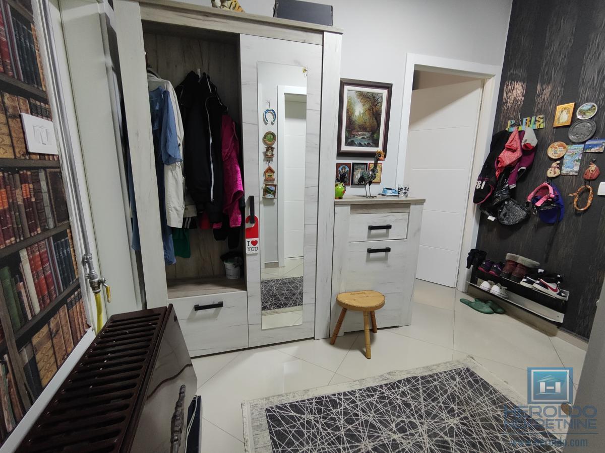 Renoviran stan sa garažom i podrumom kod tehničke škole