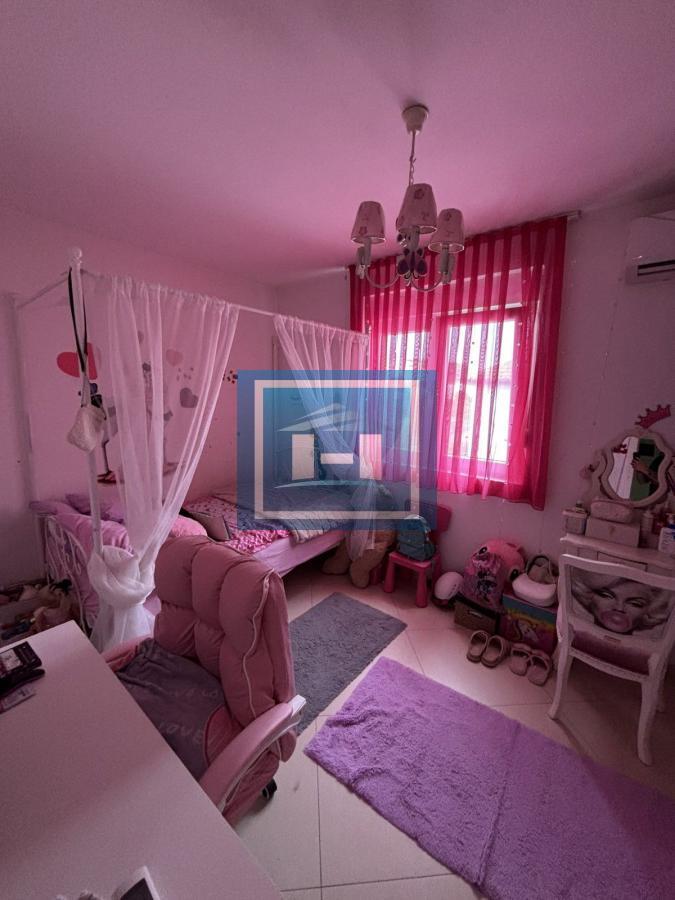 Luksuzan stan u novogradnji sa sopstvenim dvorištem, teretanom i 4 spavaće sobe+dva parking mesta