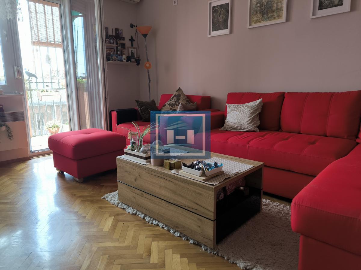 Potpuno renoviran stan u centru Ćuprije