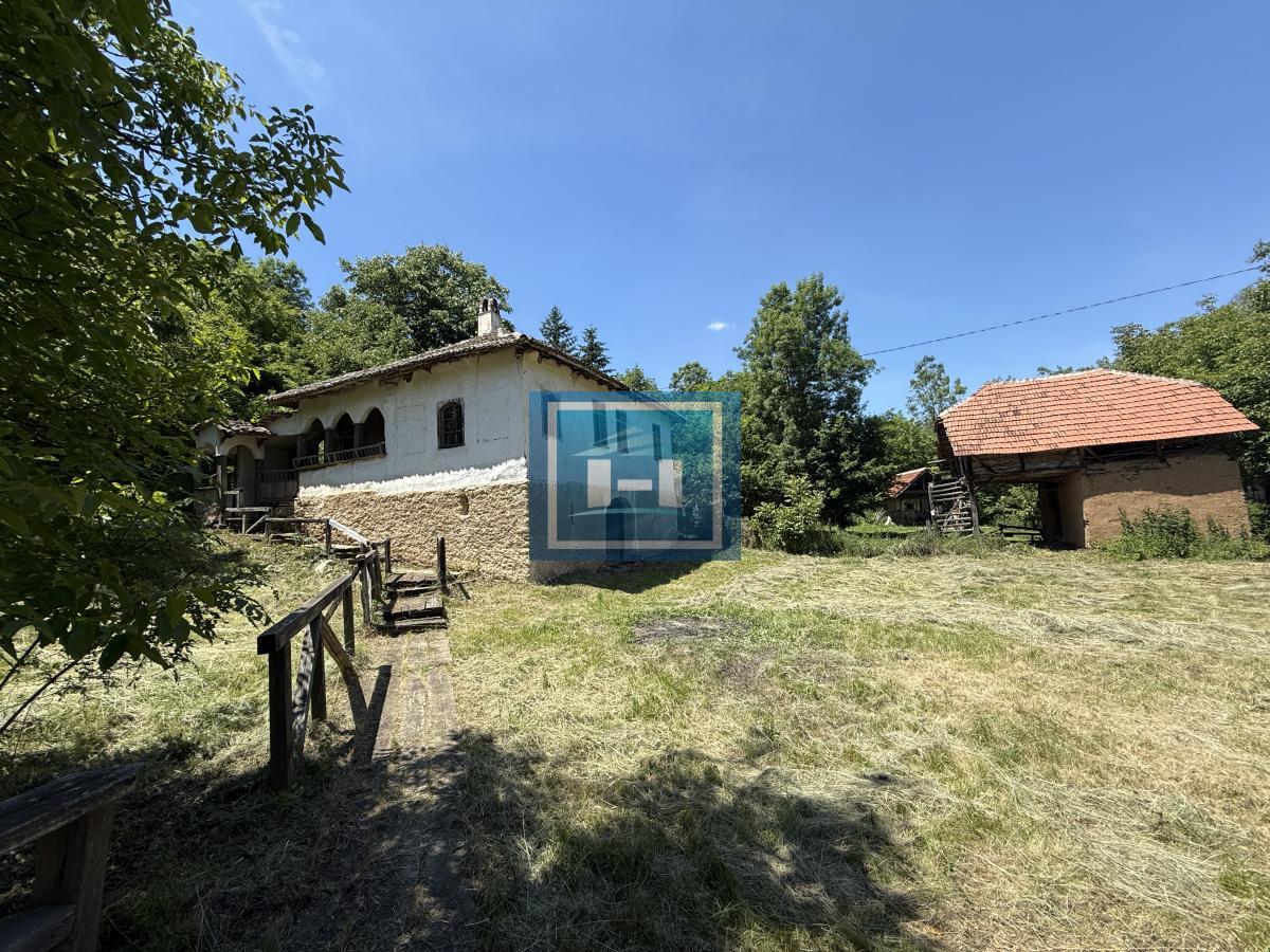 U ponudi stara autentična kuća,veoma poznata po snimanju serije Koreni.