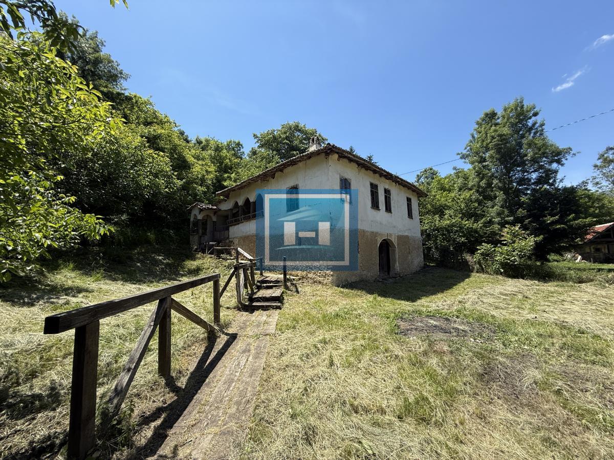 U ponudi stara autentična kuća,veoma poznata po snimanju serije Koreni.