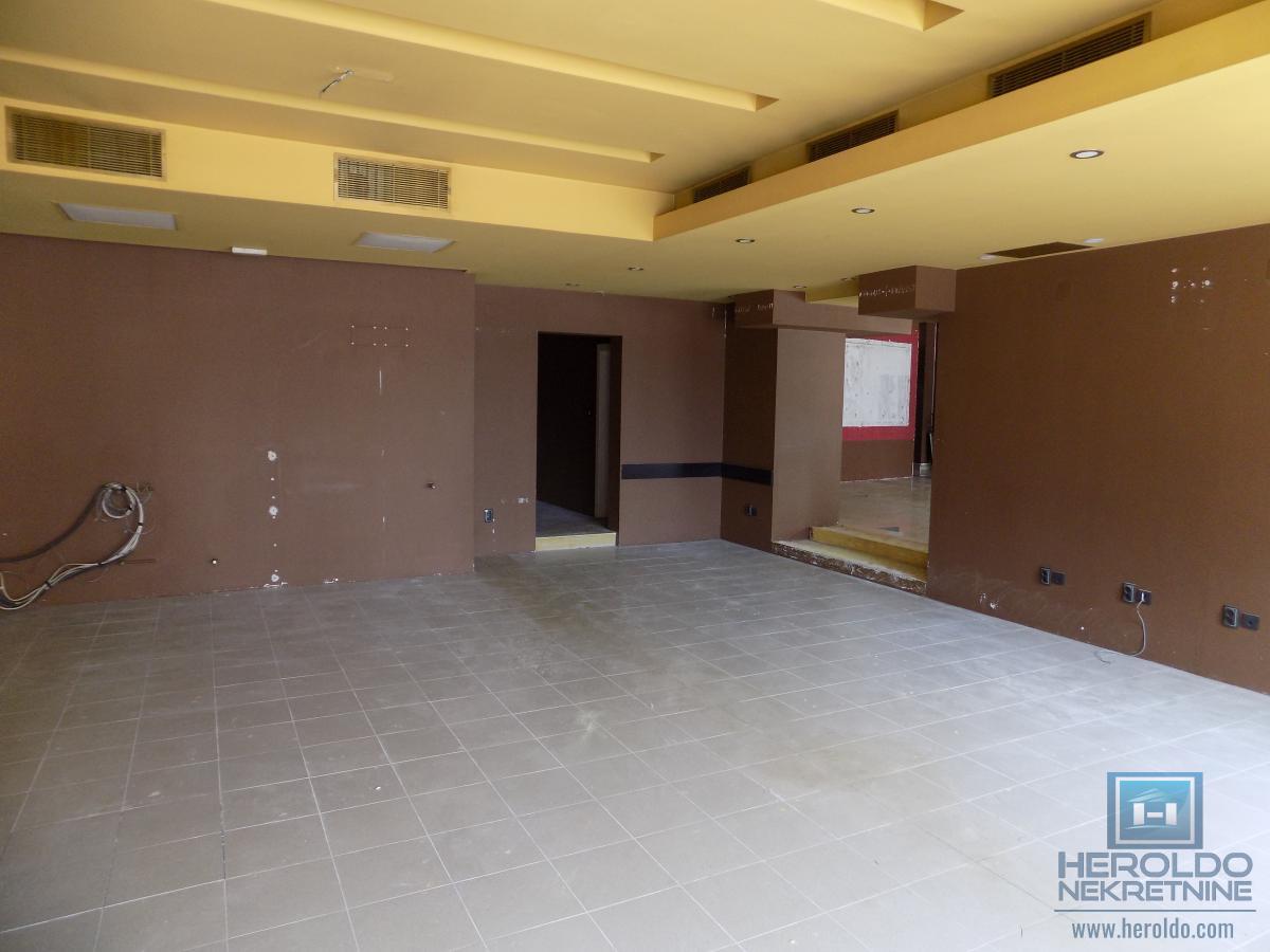 Izdajemo lokal u prizemlju u samom centru grada-deljiv na dva manja lokala