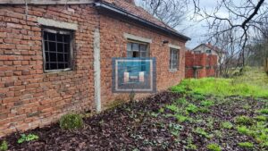 Dve kuce sa velikim placem u Lapovu