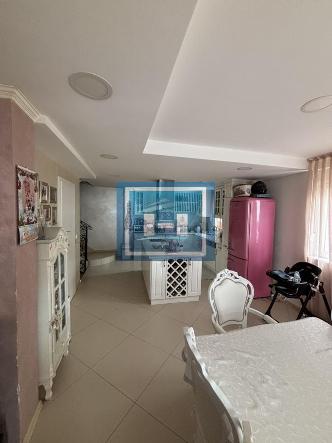 Luksuzan stan u novogradnji sa sopstvenim dvorištem, teretanom i 4 spavaće sobe+dva parking mesta