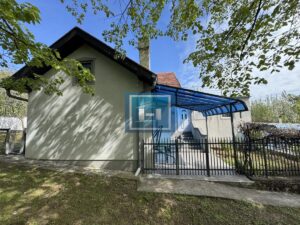 Vikendica sa velikim dvorištem i pomoćnim objektima u srcu Ravne Reke