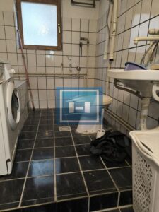 Na prodaju kuća – blizina bolnice, 350m² sa garažom za kamione od 80m²