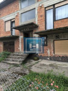 Na prodaju kuća – blizina bolnice, 350m² sa garažom za kamione od 80m²
