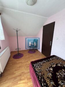 Vikendica sa velikim dvorištem i pomoćnim objektima u srcu Ravne Reke