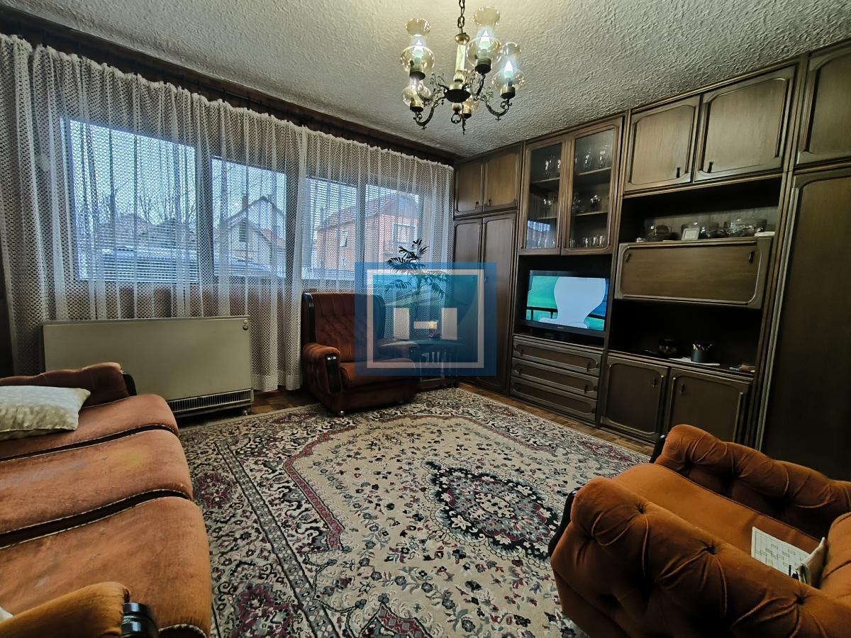 Prostrana kuća na 3 sprata sa 2 garaže – 290 m² na 5,56 ari