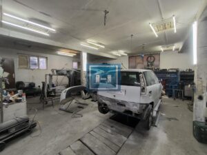 Prostrana kuća na 3 sprata sa 2 garaže – 290 m² na 5,56 ari