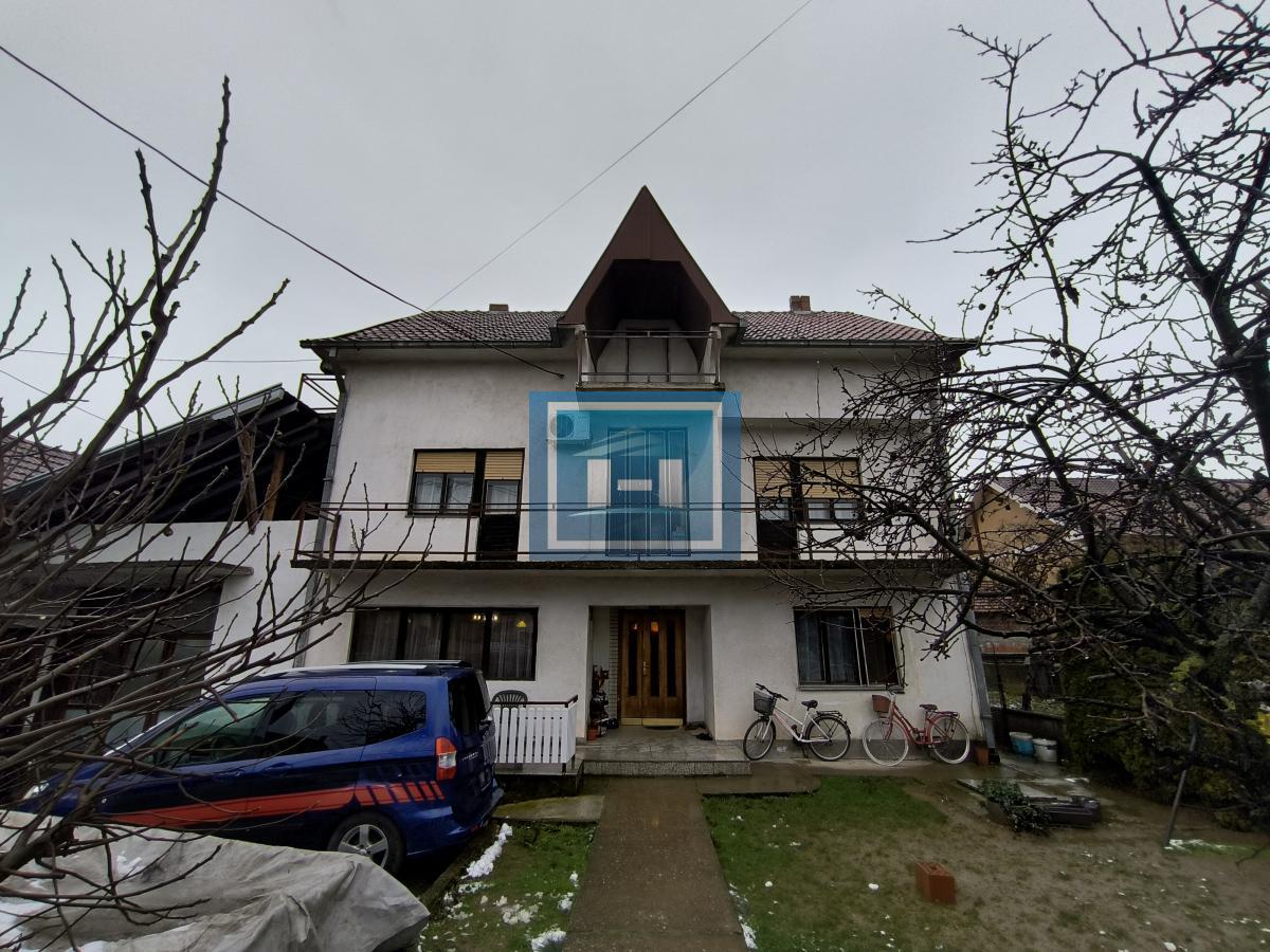 Prostrana kuća na 3 sprata sa 2 garaže – 290 m² na 5,56 ari