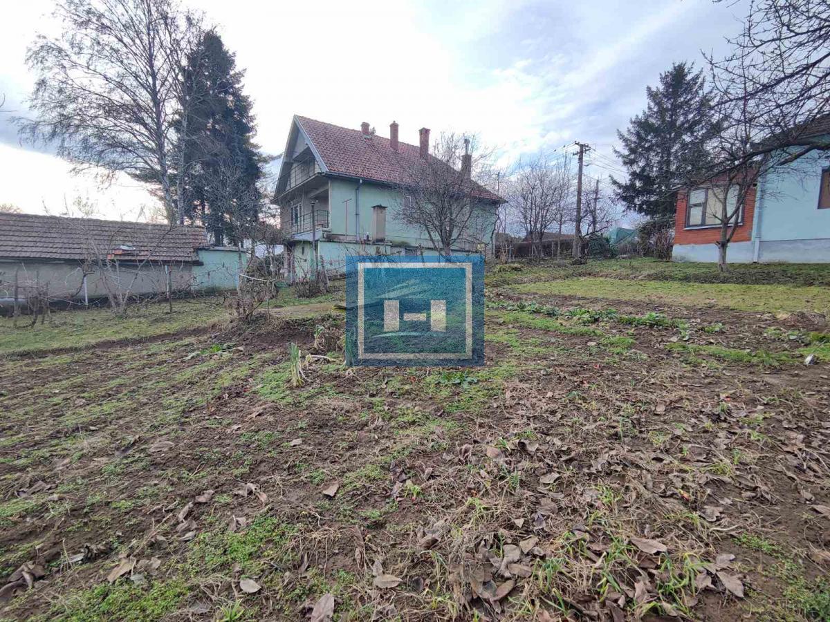 Useljiva porodična prizemna kuća na 2 km od grada