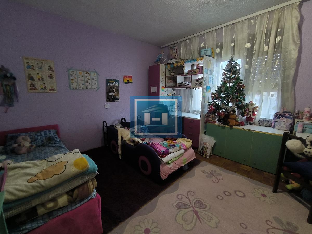 Prostrana kuća na 3 sprata sa 2 garaže – 290 m² na 5,56 ari
