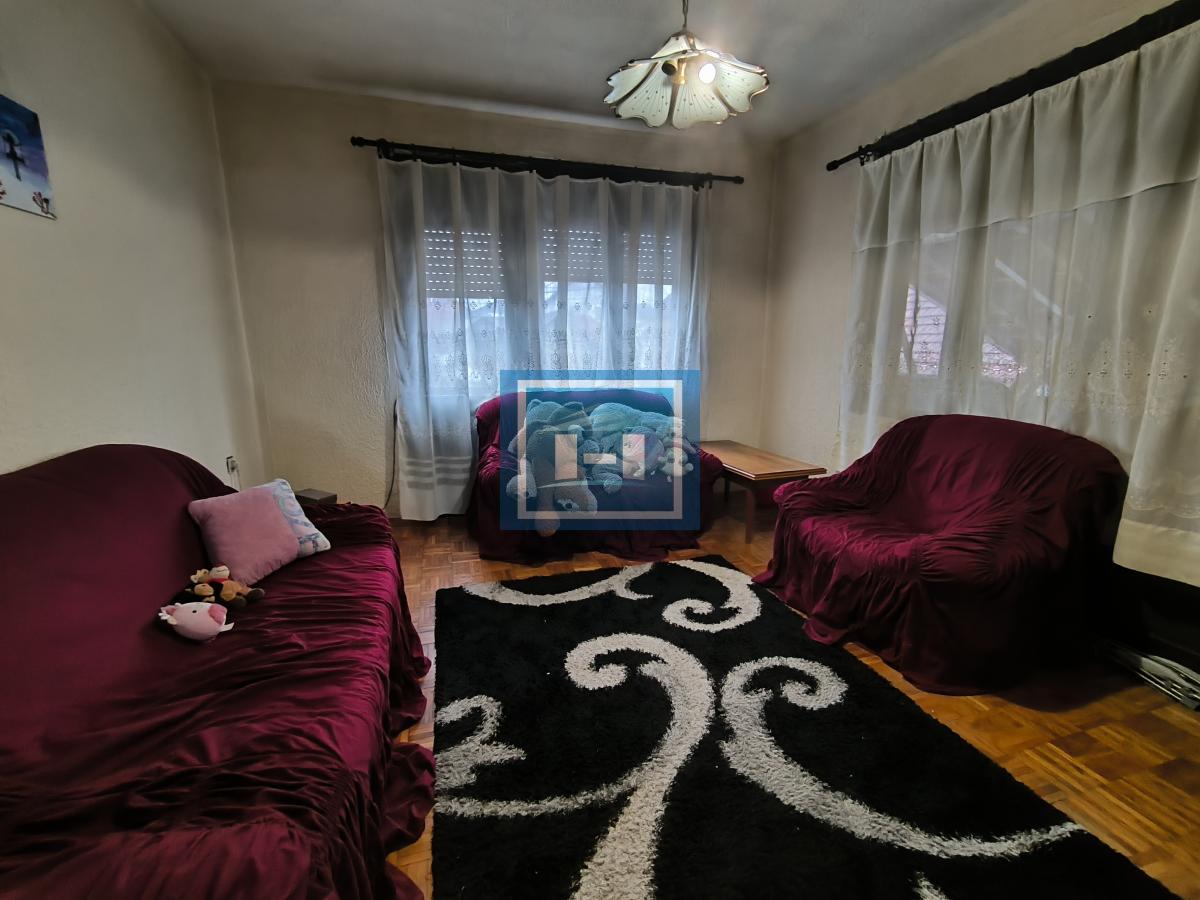 Prostrana kuća na 3 sprata sa 2 garaže – 290 m² na 5,56 ari