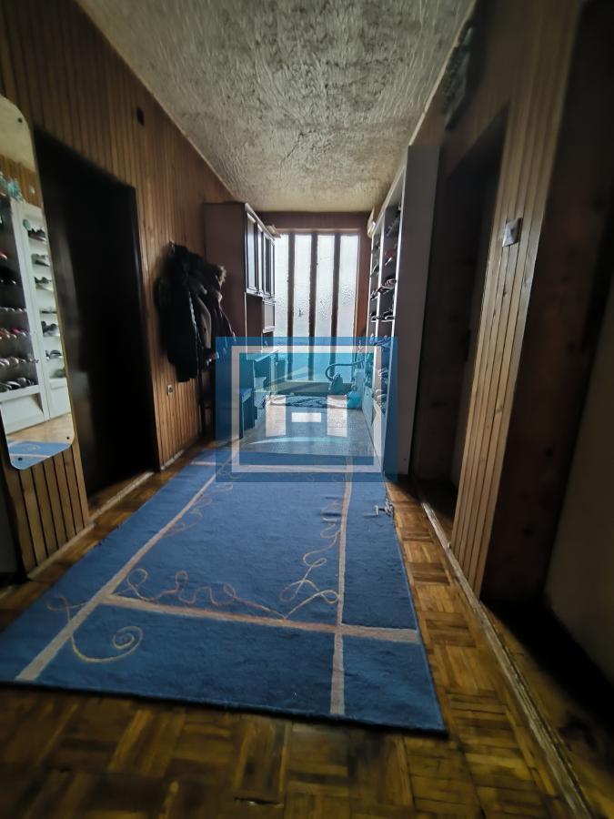Prostrana kuća na 3 sprata sa 2 garaže – 290 m² na 5,56 ari