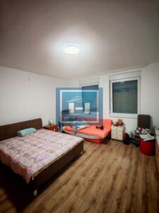PRODAJEMO RENOVIRAN TROSOBAN STAN–ODLIČNA LOKACIJA!