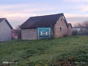 Plac 7 ari na prodaju,sa započetim objektom 64m2 – širi centar Batočine