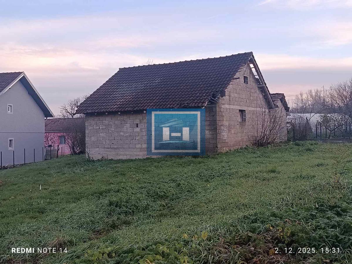 Plac 7 ari na prodaju,sa započetim objektom 64m2 – širi centar Batočine