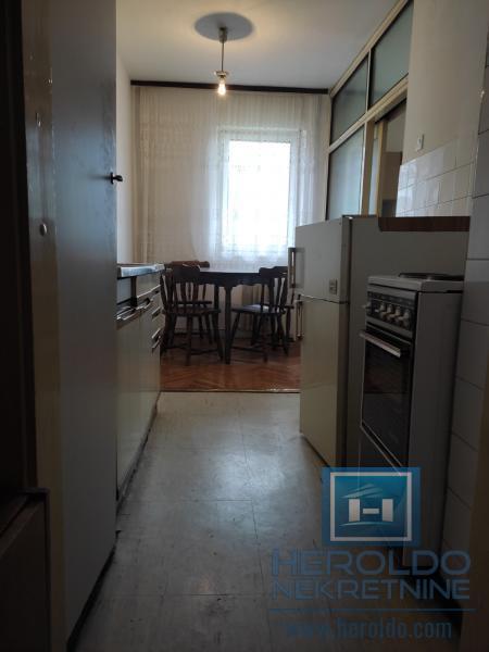 Jednosoban stan, Tabane