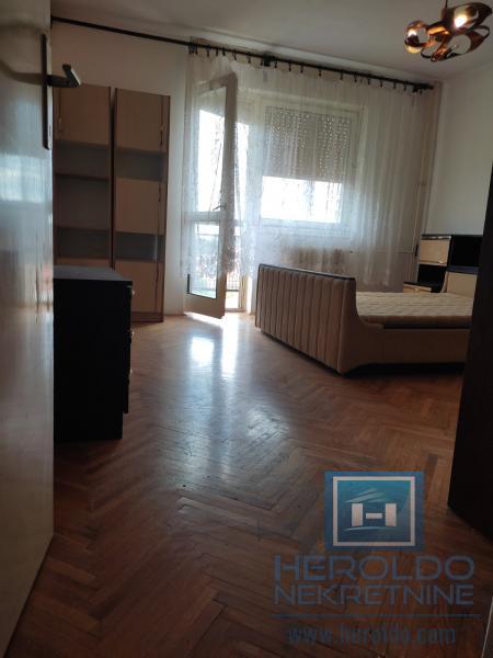 Jednosoban stan, Tabane