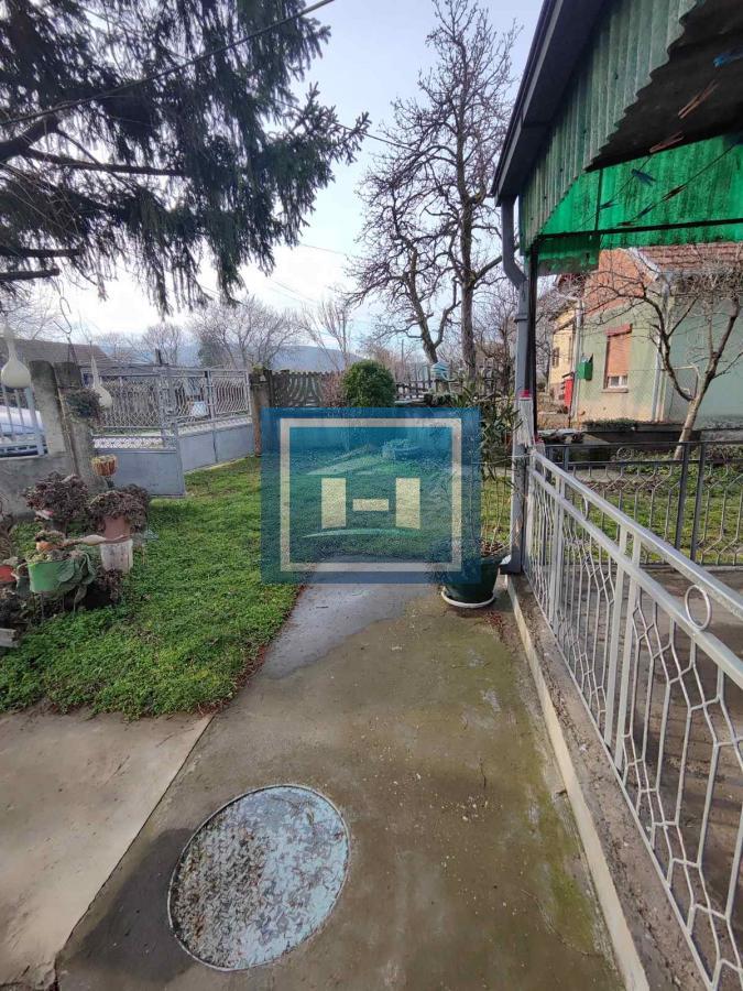 Useljiva porodična prizemna kuća na 2 km od grada