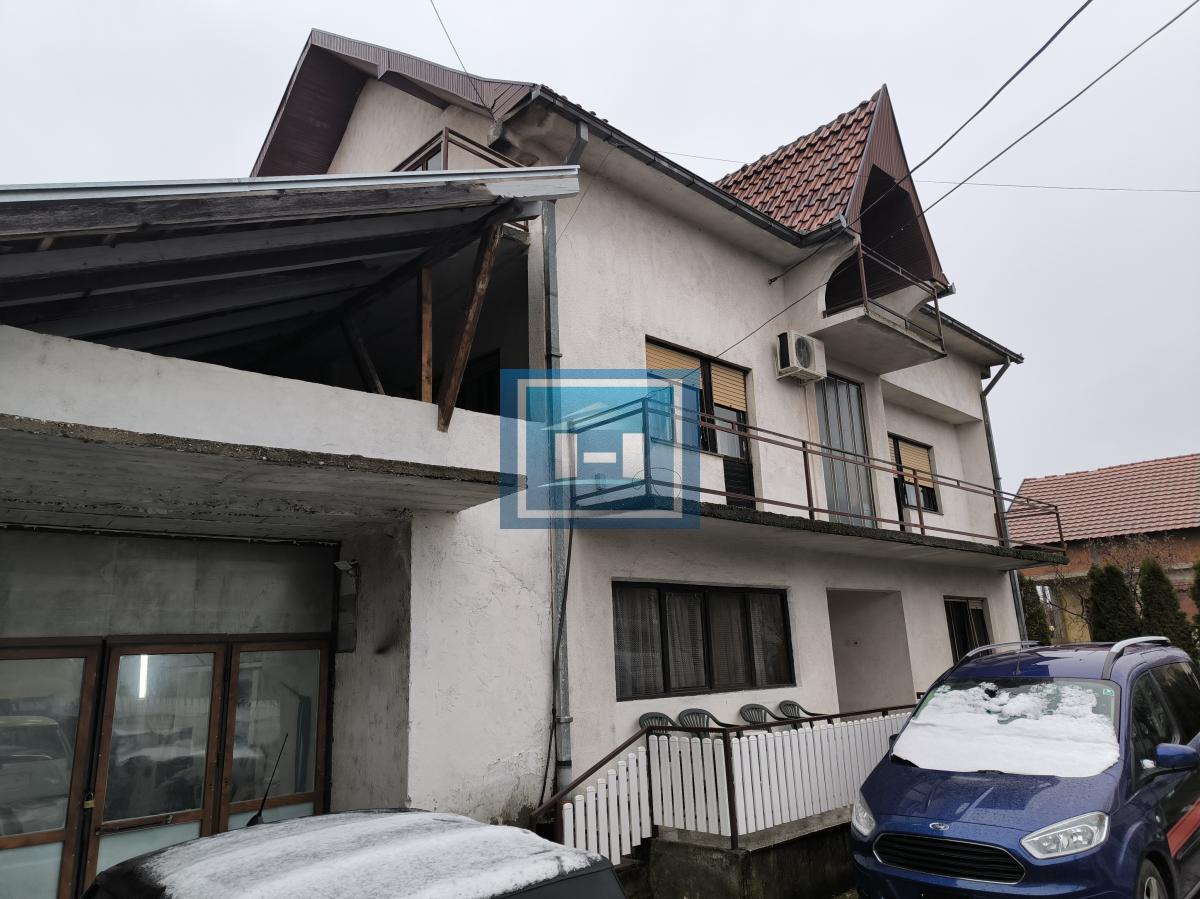 Prostrana kuća na 3 sprata sa 2 garaže – 290 m² na 5,56 ari