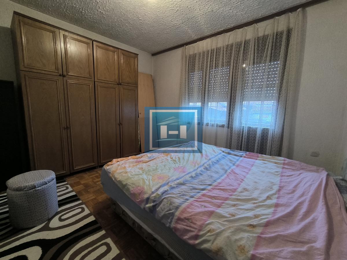 Prostrana kuća na 3 sprata sa 2 garaže – 290 m² na 5,56 ari
