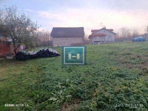 Plac 7 ari na prodaju,sa započetim objektom 64m2 – širi centar Batočine