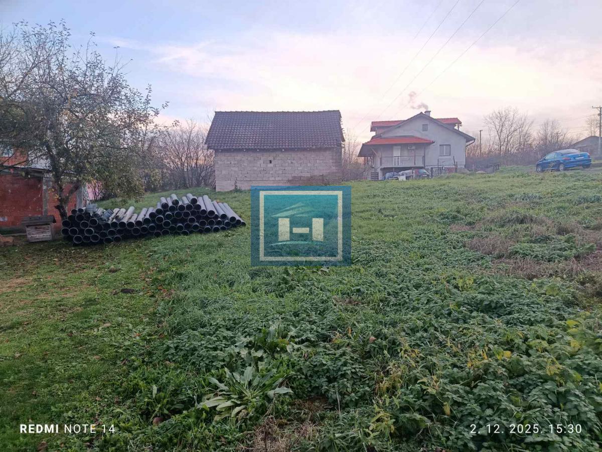Plac 7 ari na prodaju,sa započetim objektom 64m2 – širi centar Batočine