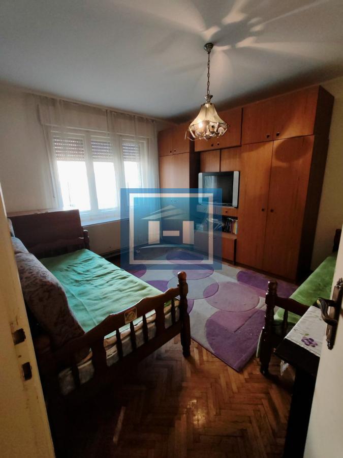 Kuća sa dvorištem, pomoćnim objektom i garažom !!!