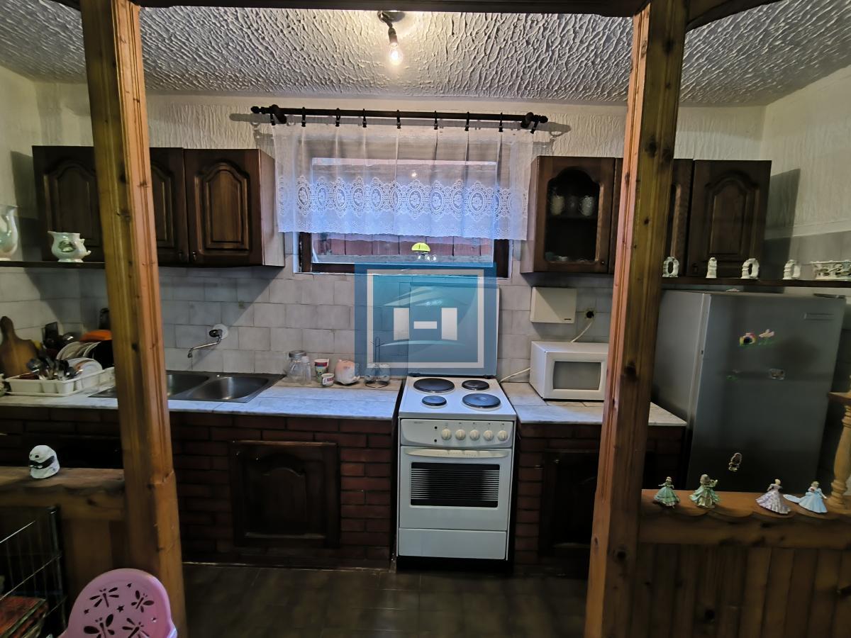 Prostrana kuća na 3 sprata sa 2 garaže – 290 m² na 5,56 ari