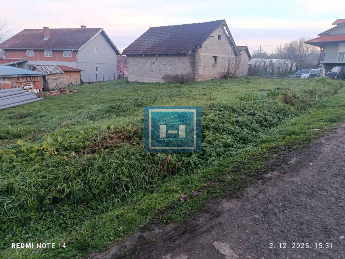 Plac 7 ari na prodaju,sa započetim objektom 64m2 – širi centar Batočine