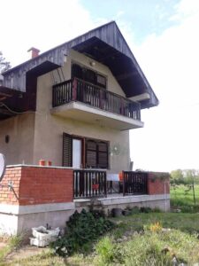 Kuća u okolini Jagodine na dva nivoa odmah useljiva sa svim priključcima