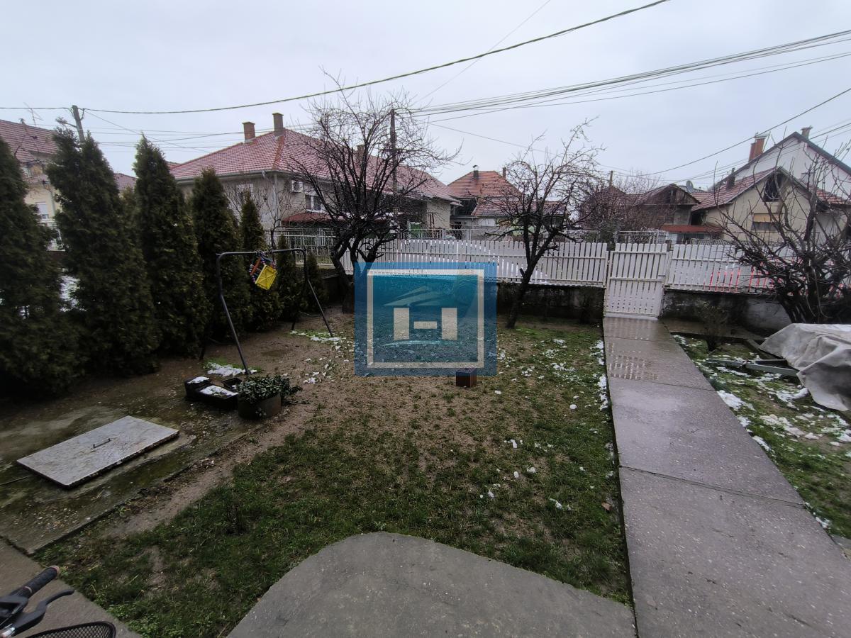 Prostrana kuća na 3 sprata sa 2 garaže – 290 m² na 5,56 ari