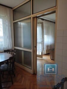 Jednosoban stan, Tabane