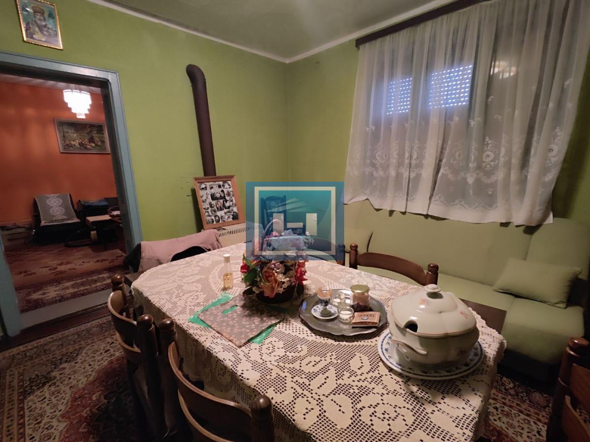 Useljiva porodična prizemna kuća na 2 km od grada