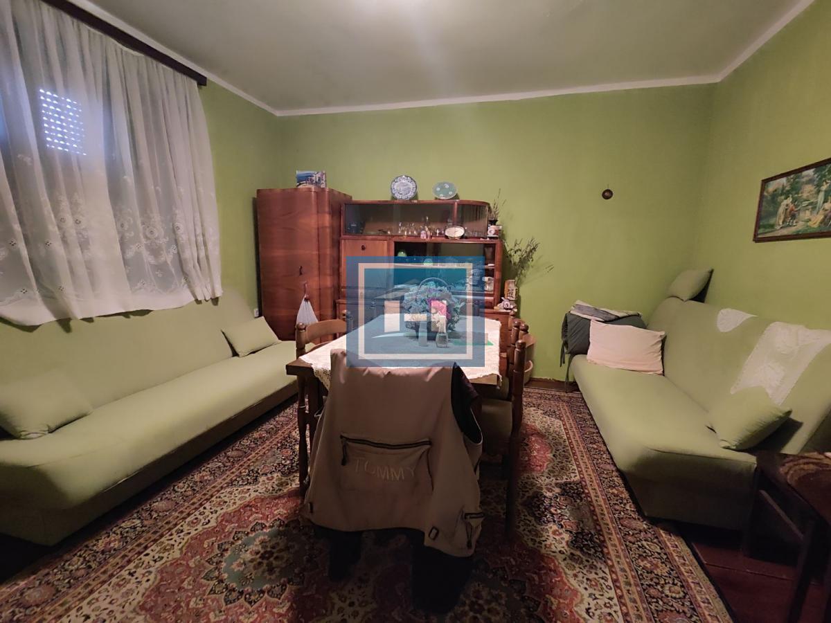 Useljiva porodična prizemna kuća na 2 km od grada