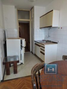 Jednosoban stan, Tabane