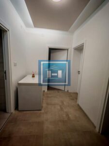 PRODAJEMO RENOVIRAN TROSOBAN STAN–ODLIČNA LOKACIJA!