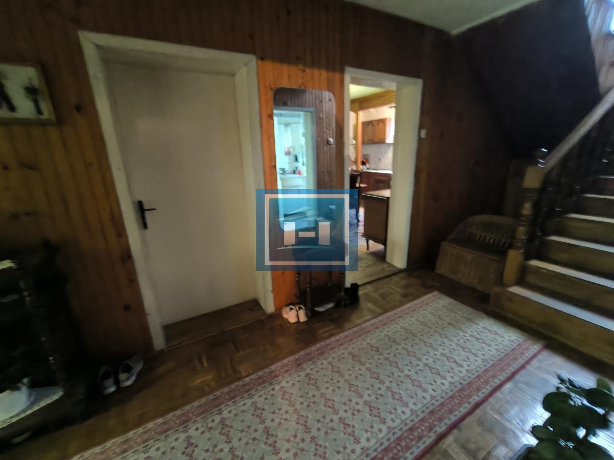 Prostrana kuća na 3 sprata sa 2 garaže – 290 m² na 5,56 ari