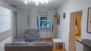 Renoviran porodični stan na Karaburmi, slobodan parking