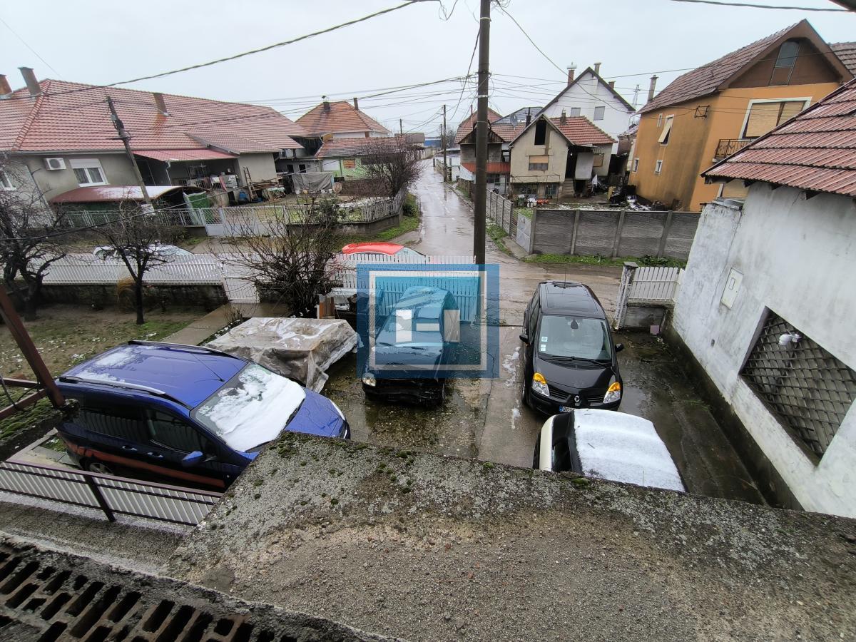 Prostrana kuća na 3 sprata sa 2 garaže – 290 m² na 5,56 ari