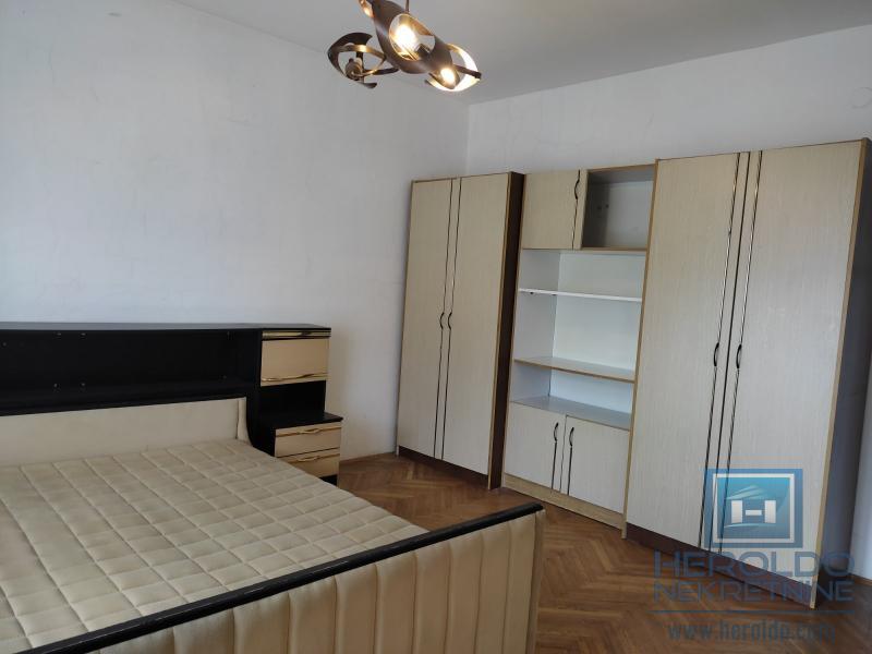 Jednosoban stan, Tabane