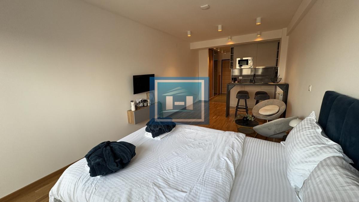 Luksuzna garsonjera 36 m² – bazen, kompletno nameštena, idealna lokacija