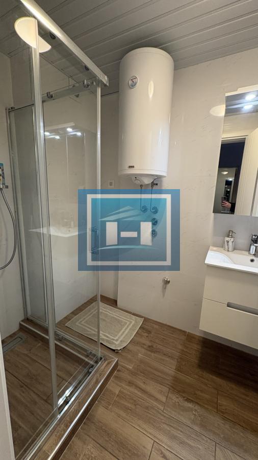 Luksuzna garsonjera 36 m² – bazen, kompletno nameštena, idealna lokacija