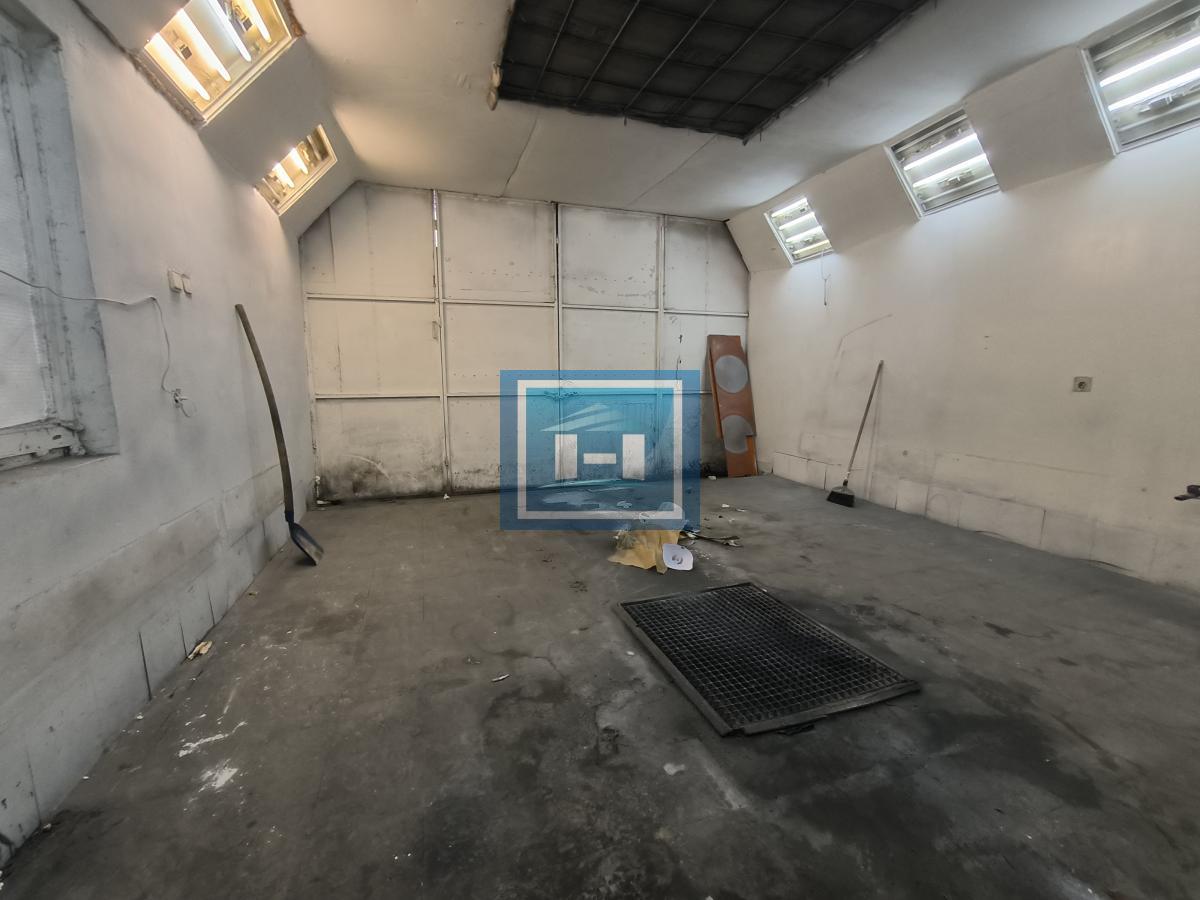 Prostrana kuća na 3 sprata sa 2 garaže – 290 m² na 5,56 ari