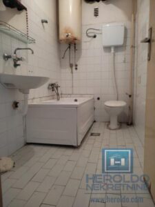 Jednosoban stan, Tabane