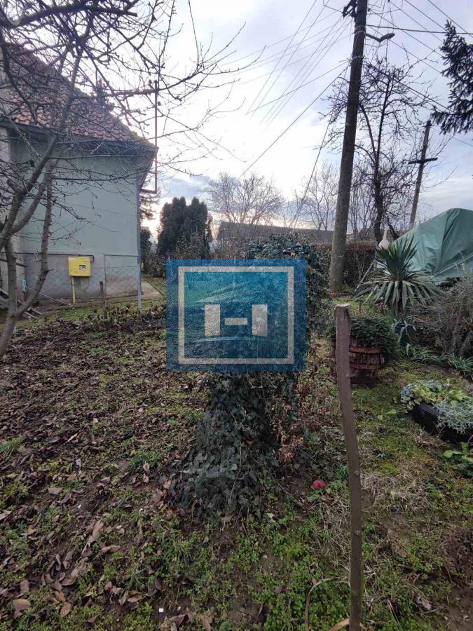 Useljiva porodična prizemna kuća na 2 km od grada