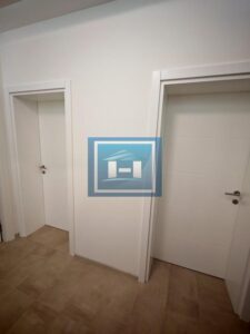 PRODAJEMO RENOVIRAN TROSOBAN STAN–ODLIČNA LOKACIJA!