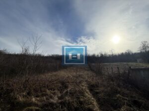 U ponudi idealan plac za izgradnju kuće pored puta na Đurđevom brdu